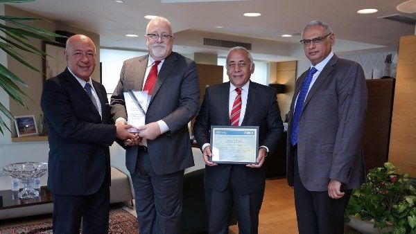 تكريم جديد للبنك الأهلي المصري تقديرا لريادته في الحلول الأمنية ودعمه للصناعة المحلية تكريم جديد للبنك الأهلي المصري تقديرا لريادته في الحلول الأمنية ودعمه للصناعة المحلية