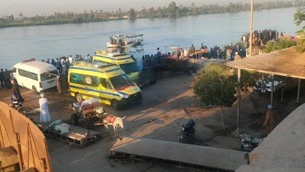 الإنقاذ النهري يدفع بفريق للبحث عن مستقلى السيارة الغارقة بنيل قنا الإنقاذ النهري يدفع بفريق للبحث عن مستقلى السيارة الغارقة بنيل قنا