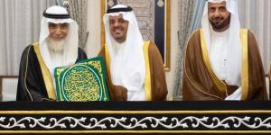 نائب أمير مكة يُسلم كسوة الكعبة المشرفة لسدنة بيت الله الحرام - لايف نيوز