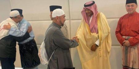 سفير المملكة لدى بروناي دار السلام يستقبل الحجاج العائدين من المشاعر المقدسة بعد أدائهم فريضة الحج - لايف نيوز