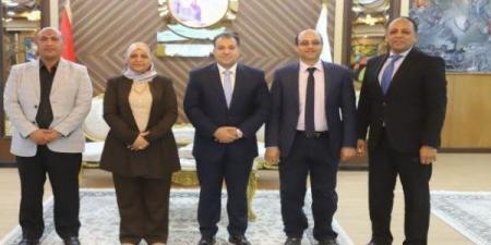 لجنة مجلس الجامعات الأهلية تقيم الإمكانيات المادية والبشرية لجامعة جنوب الوادي - لايف نيوز