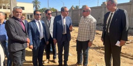 محافظ قنا يتفقد مشروع إنشاء موقف نجع حمادي الجديد ويؤكد الانتهاء منه بنهاية يوليو - لايف نيوز