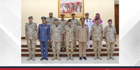 رئيس هيئة الأركان يجتمع مع أمين عام التحالف الإسلامي العسكري لمحاربة الإرهاب - لايف نيوز
