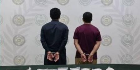 القبض على مُقِيْمَين بالرياض روّجا (11.7) كجم من (الشبو) - لايف نيوز
