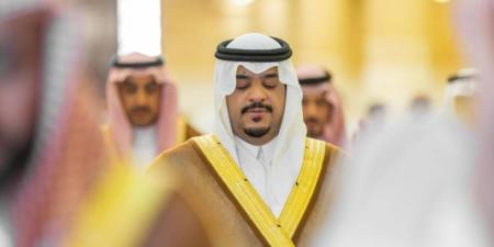 نائب أمير الرياض يؤدي صلاة الميت على الأمير مشعل بن عبدالله - لايف نيوز