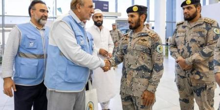 الودعاني يقف ميدانيًا على سير عمل منسوبي حرس الحدود والخدمات المقدمة لضيوف الرحمن في منفذ جديدة عرعر - لايف نيوز