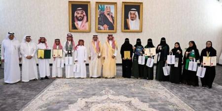 مُحافظ الطائف يُكرّم طلاب التعليم الحاصلين على جوائز دولية في معرض ITEX الدولي 2025 - لايف نيوز