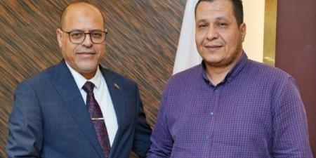 وزير العمل يُكافئ موظف أعاد مبلغ مالي لمواطن قام بتحويله بالخطأ - لايف نيوز