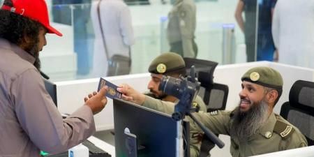 الجوازات تواصل إنهاء إجراءات مغادرة الحجاج عبر كافة المنافذ - لايف نيوز