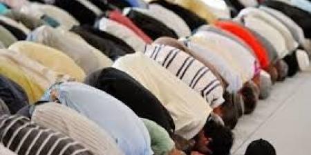 هل صلاة الجماعة فرض وتركها عليه إثم؟.. الإفتاء تحسم الجدل - لايف نيوز