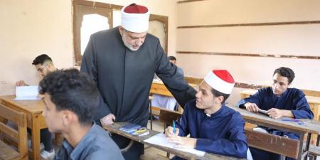 طلاب الثانوية الأزهرية يؤدون امتحان الأحياء.. اليوم - لايف نيوز