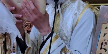 الأنبا انجيلوس يصلي القداس في كنيسة أبي سفين والشهيدة دميانة بشبرا |صور - لايف نيوز