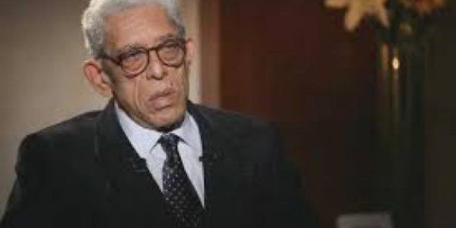 المخرج الكبير داود عبد السيد يواصل رحلة العلاج.. ووزير الثقافة يتابع حالته عن كثب - لايف نيوز