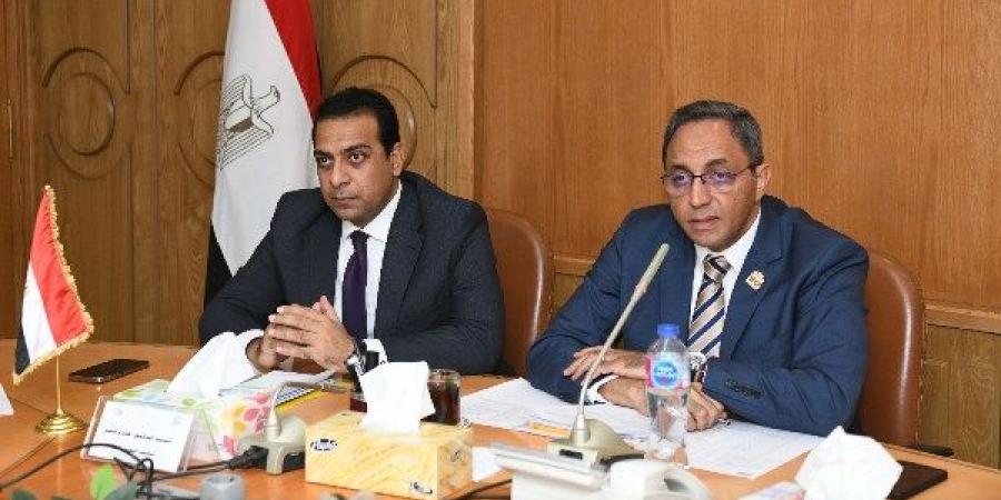 محافظ قنا يستعرض خطة تطوير 28 حديقة - لايف نيوز