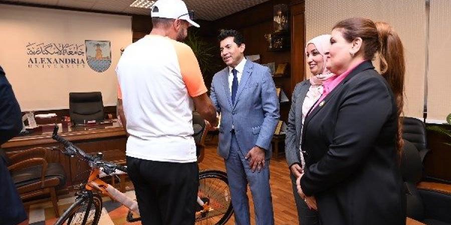 وزير الشباب والرياضة يُسلم دراجة لأحد ممارسي رياضة الدراجات ضمن مبادرة "دراجتك.. صحتك" - لايف نيوز