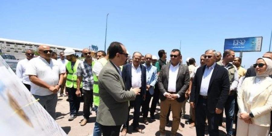 وزير الإسكان يتفقد مشروع توسعة وتطوير كورنيش الإسكندرية - لايف نيوز