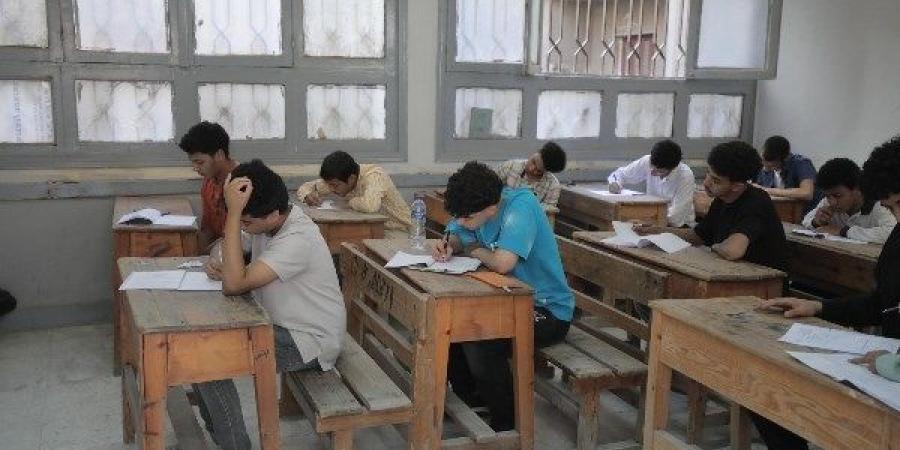 طلاب العلمي بالثانوية الأزهرية يواصلون اليوم امتحانات نهاية العام - لايف نيوز