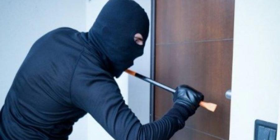 سرق 3 شقق بالتسلق في السلام.. قرار جهات التحقيق ضد عاطل - لايف نيوز