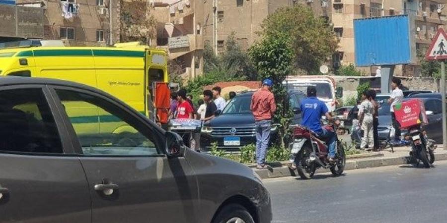 إصابة شخص صدمته سيارة على الطريق في المقطم - لايف نيوز