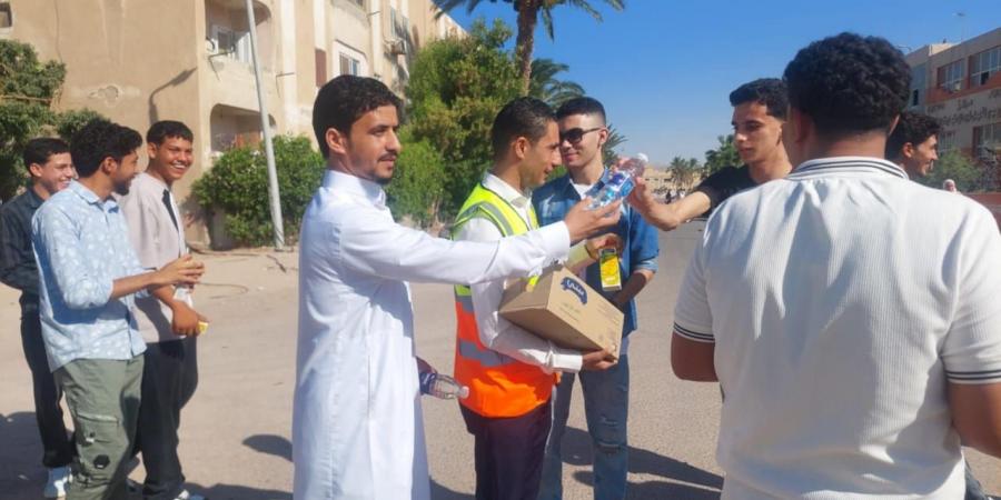 حزب الجبهة الوطنية يطلق مبادرة لدعم طلاب الثانوية وتوزيع المياه والعصائر بطور سيناء - لايف نيوز