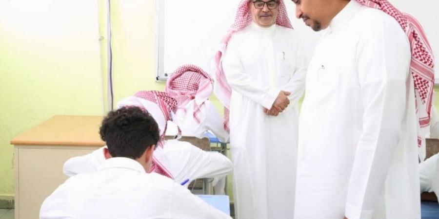 وكيل التعليم العام يطمئن على سير الاختبارات - لايف نيوز
