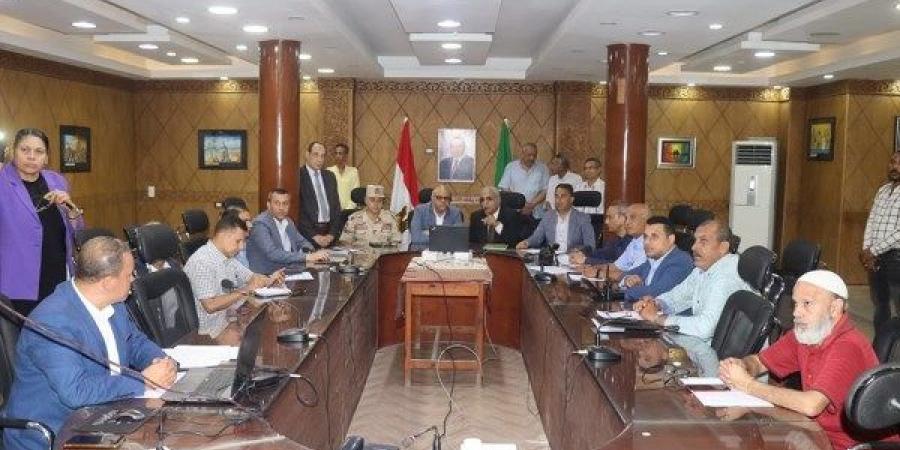 محافظ القليوبية يتفقد غرفة عمليات لجان الثانوية العامة - لايف نيوز