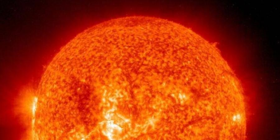 فلكية جدة: رصد توهج شمسي سبّب عاصفة جيومغناطيسية - لايف نيوز