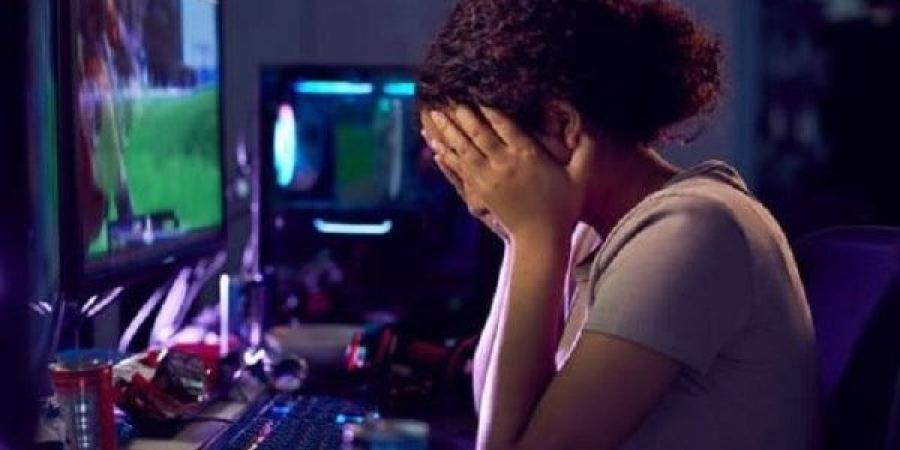 الحبس 6 أشهر وغرامة 100 ألف جنيه عقوبة جريمة الابتزاز الإلكتروني - لايف نيوز