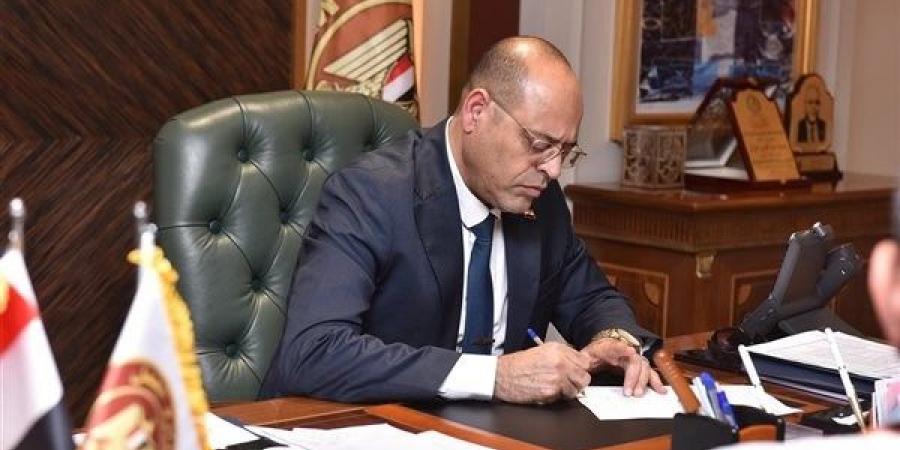 صرف تعويضات لأسر 4 عمال وإثنين من المصابين في سقوط مدخنة مصنع بالصف - لايف نيوز