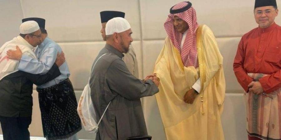 سفير المملكة لدى بروناي دار السلام يستقبل الحجاج العائدين من المشاعر المقدسة بعد أدائهم فريضة الحج - لايف نيوز