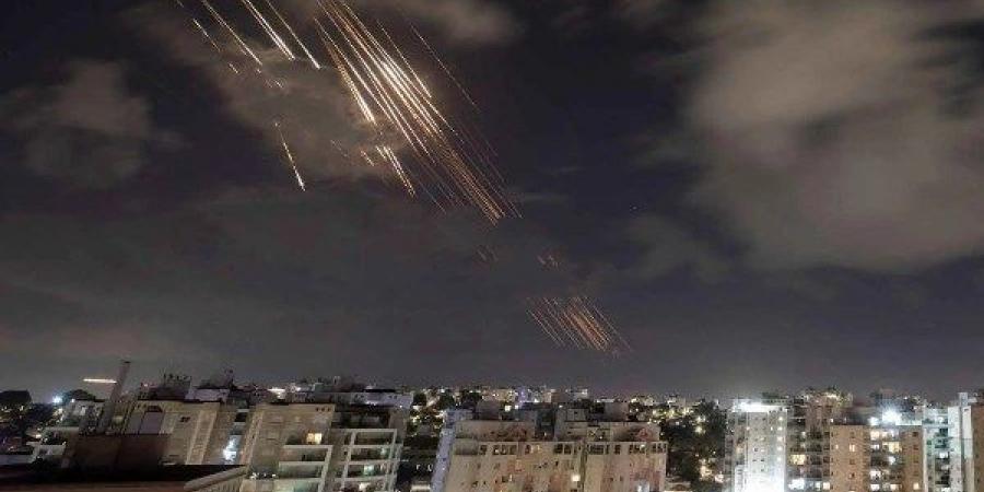 إيران تبدأ موجة جديدة من الهجمات الصاروخية على إسرائيل - لايف نيوز
