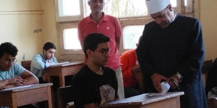 رئيس المنوفية الأزهرية يتابع امتحانات النحو للعلمي بلجنة الباجور - لايف نيوز