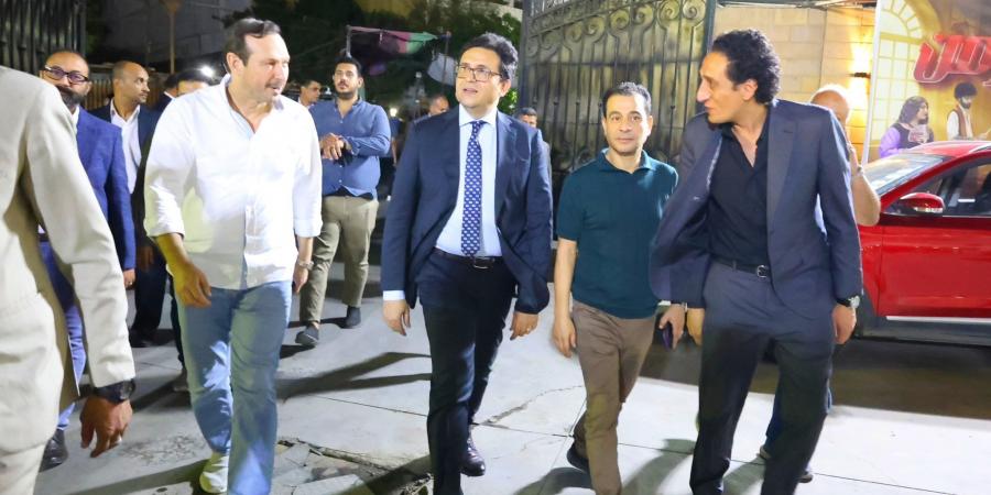 وزير الثقافة يشهد عرض “كارمن” بمسرح الطليعة.. ويشيد بصناعه| صور - لايف نيوز