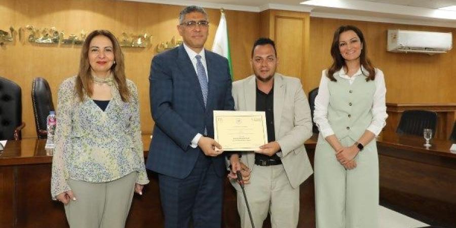 محافظ الجيزة يكرم خريجي البرامج التدريبية الرقمية والإدارية دعماً للرقمنة وتطوير الأداء الحكومي - لايف نيوز