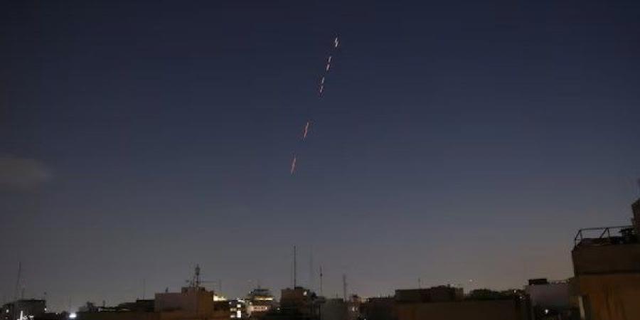 ايران: الدفاعات الجوية تصد "أهدافاً معادية" في سماء طهران ومحافظات غربية - لايف نيوز