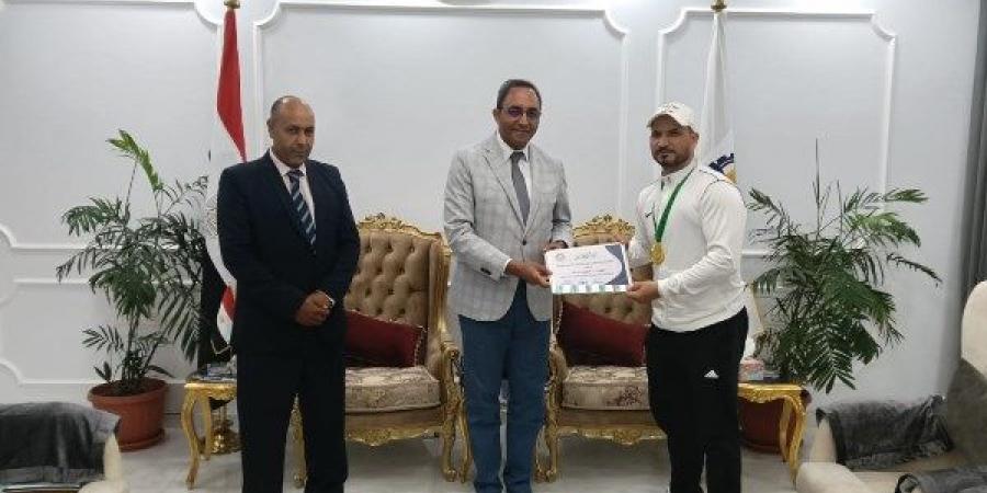 عبر الشبكة الوطنية للطوارئ.. محافظ قنا يتابع سير امتحانات الثانوية العامة - لايف نيوز