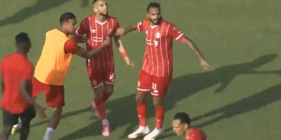 مواجهة مشتعلة في الدوري الليبي.. اشتباكات عنيفة بين لاعبي الاتحاد وأهلي طرابلس بحضور كهربا - لايف نيوز