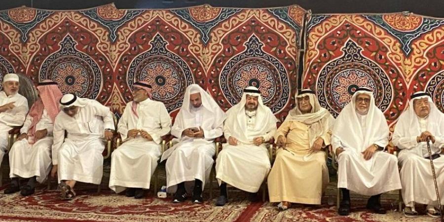 آل طيب يستقبلون المعزين في فقيدتهم - لايف نيوز