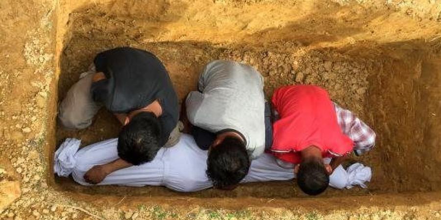 ما حكم تغطية الميت بالتراب دون حائل؟ 10 معلومات فقهية عند دفن المتوفى - لايف نيوز