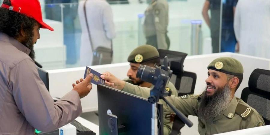الجوازات تواصل إنهاء إجراءات مغادرة الحجاج عبر كافة المنافذ - لايف نيوز