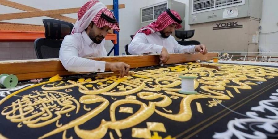 الكعبة المشرفة تتزين بكسوتها الجديدة لعام 1447 هـ - لايف نيوز