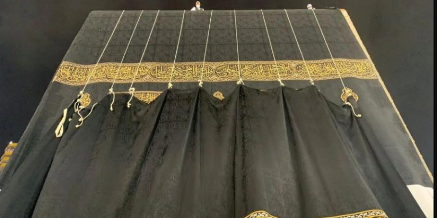 بوزن يبلغ (1415) كيلوجرامًا.. الكعبة المشرّفة تتزيّن بكسوتها الجديدة لعام 1447هـ - لايف نيوز