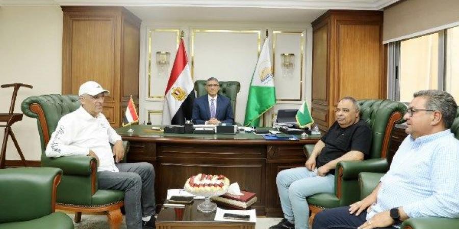 محافظ الجيزة يتابع أعمال تطوير المنطقة المحيطة بمستشفى بولاق الدكرور ويؤكد على سرعة التنسيق مع الكهرباء لبدء الرصف - لايف نيوز
