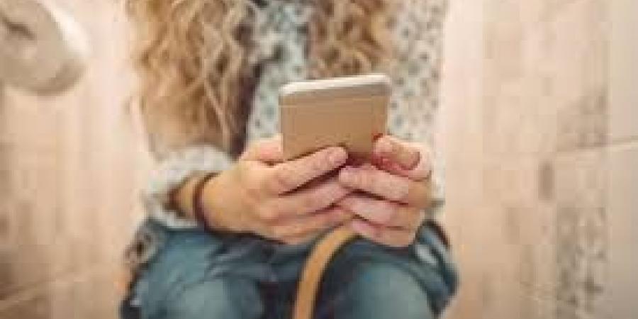 قنبلة بكتيرية تهدّد صحتك.. احترس من استخدام هاتفك المحمول في الحمام - لايف نيوز