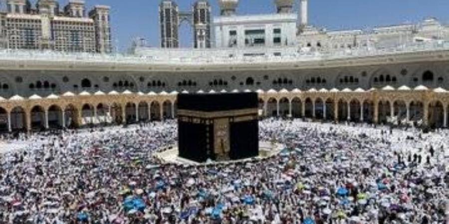 خدمات متكاملة للعناية بسجاد المسجد النبوي لراحة المصلين - لايف نيوز