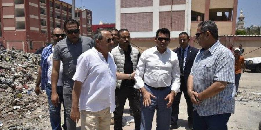 وزير الشباب ومحافظ بورسعيد يتفقدان عددا من الأنشطة الرياضية | صور - لايف نيوز