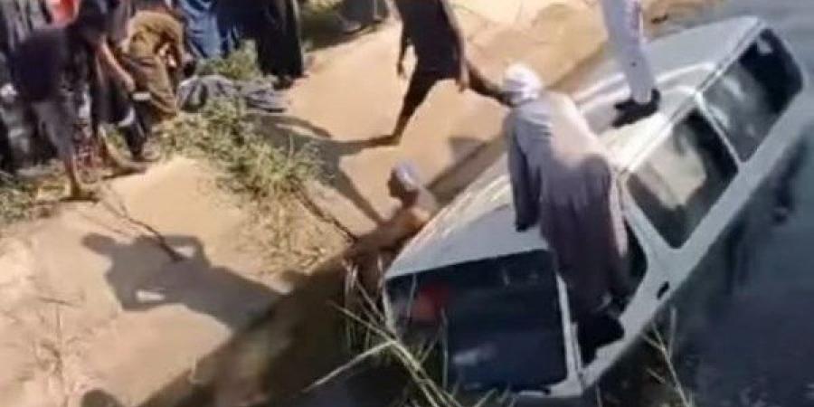 انحرف عن الطريق.. انقلاب ميكروباص في ترعة بأطفيح دون إصابات - لايف نيوز