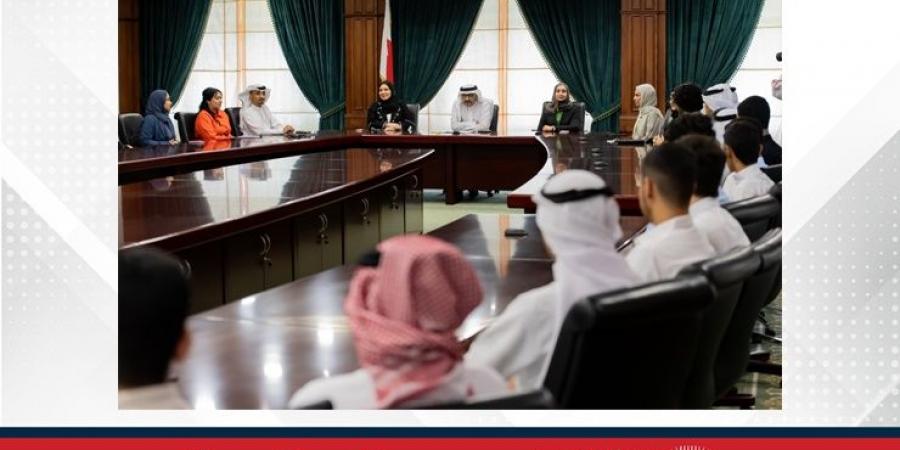 وزير التربية والتعليم يلتقي أوائل البحرين من المدارس الحكومية والخاصة الثانوية - لايف نيوز