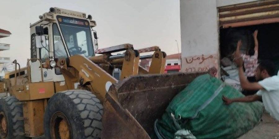 حملة مكبرة لضبط مخازن الخردة برأس البر - لايف نيوز