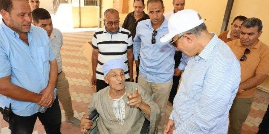 خلال جولته بقرية الجزائر بسمالوط..محافظ المنيا يسلّم كرسيًا كهربائيًا "لعم منصور" تقديرا لعطائه المجتمعي وتبرعه بأرض الوحدة الصحية - لايف نيوز